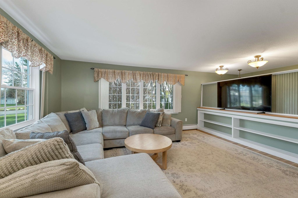 Photo of 6 Castle Drive, Hooksett, NH 03106 (MLS # 5085835)