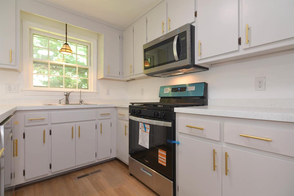Photo of 8 Hawkstead Hollow, Nashua, NH 03063 (MLS # 5103917)