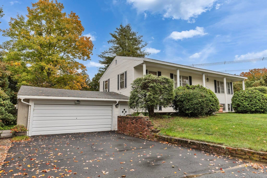 Photo of 18 Hinsdale Avenue, Nashua, NH 03063 (MLS # 5114364)
