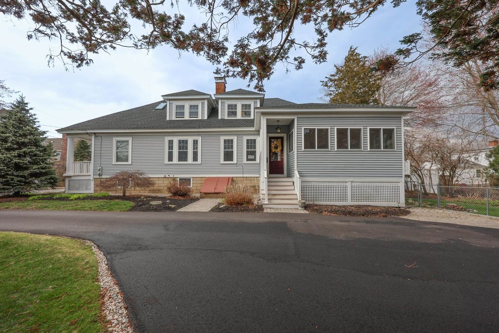 Photo of 749 Maple Street, Manchester, NH 03104 (MLS # 5092710)