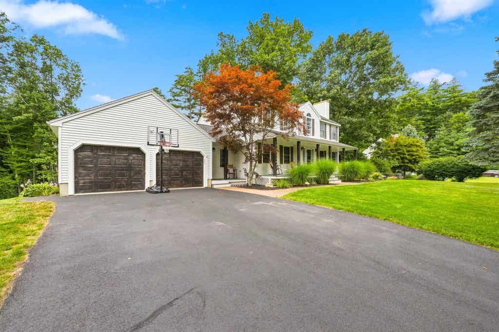Photo of 16 Crestwood Drive, Hudson, NH 03051 (MLS # 5103820)