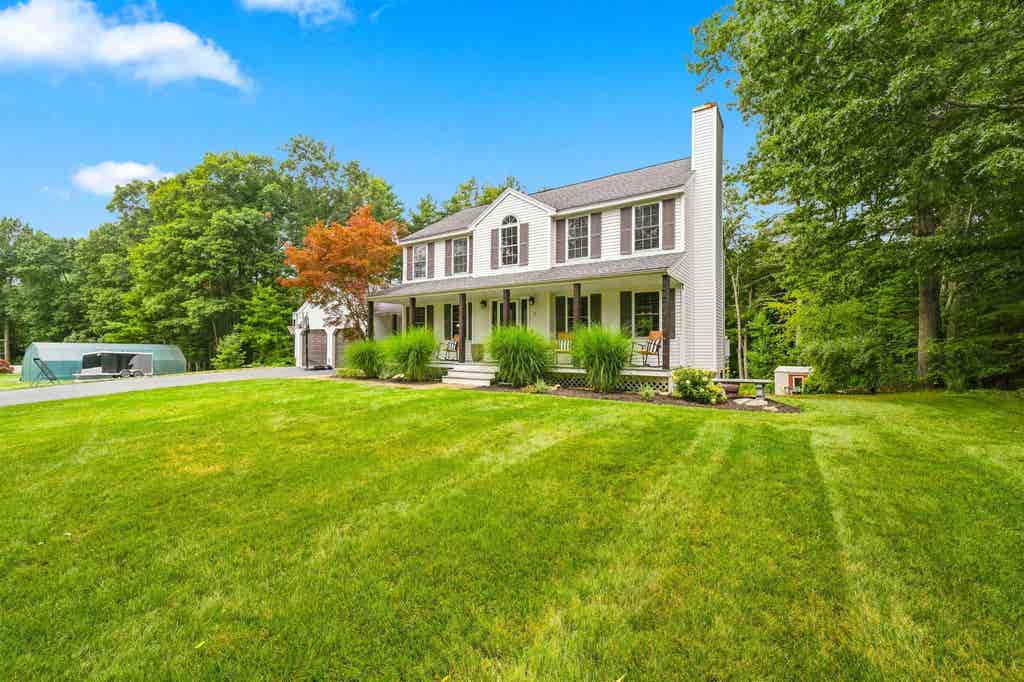 Photo of 16 Crestwood Drive, Hudson, NH 03051 (MLS # 5103820)