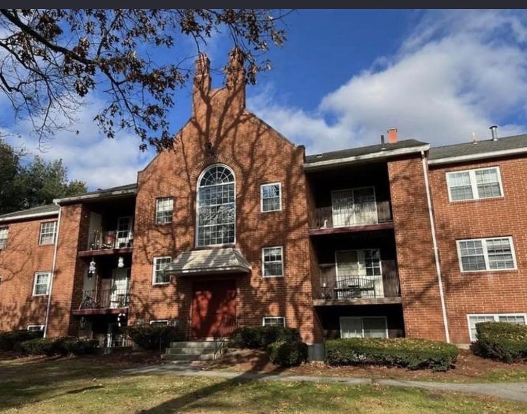 Photo of 9 Louisburg Square #5, Nashua, NH 03060 (MLS # 5099433)