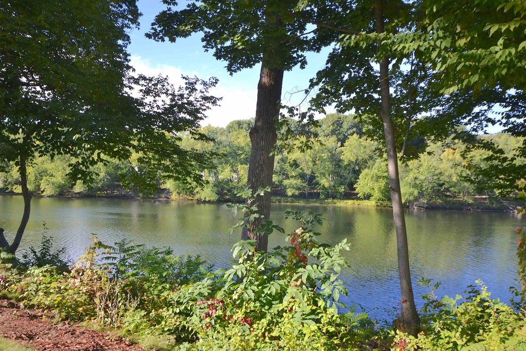 Photo of 38 Campbello Street, Hudson, NH 03051 (MLS # 5111163)