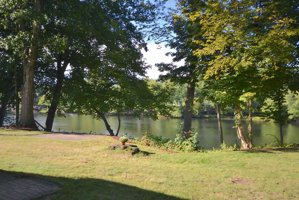 Photo of 38 Campbello Street, Hudson, NH 03051 (MLS # 5111163)