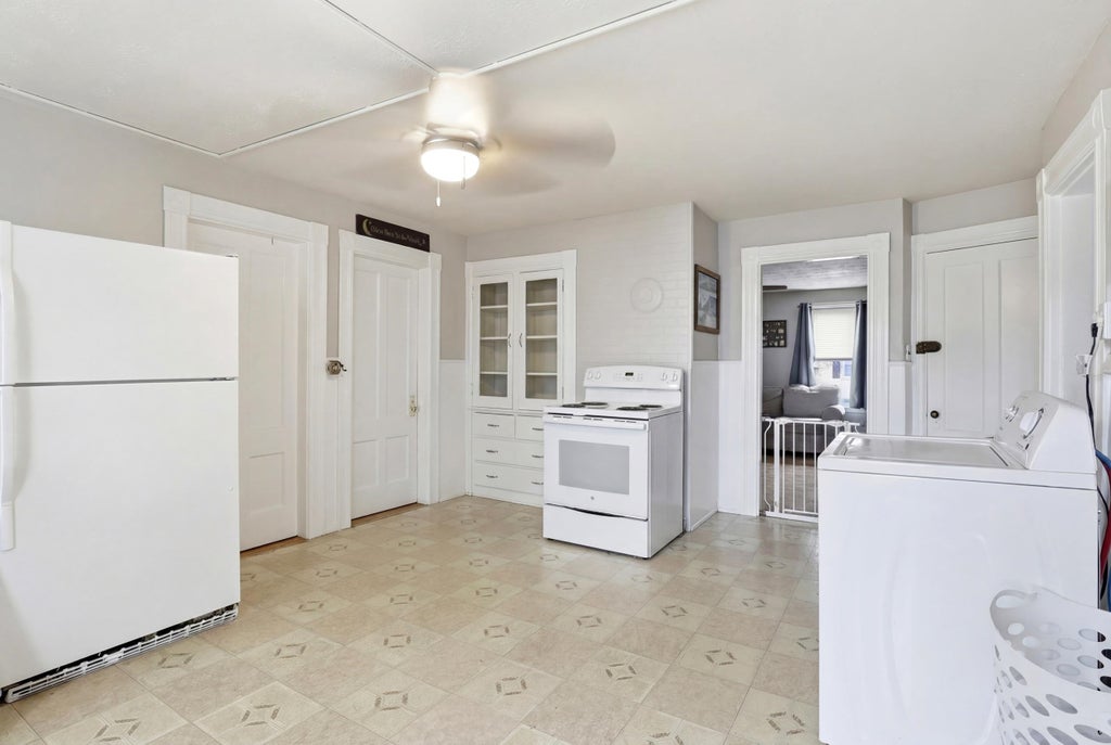 Photo of 553 Dubuque Street, Manchester, NH 03102 (MLS # 5091933)