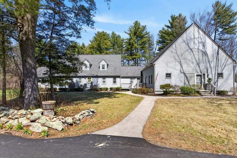Photo of 99 Glengarry Drive, Stratham, NH 03885 (MLS # 5092055)