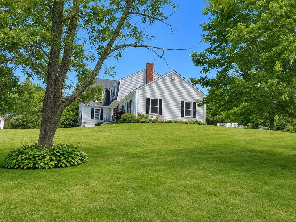 Photo of 15 Vici Drive, Auburn, NH 03032 (MLS # 5103839)
