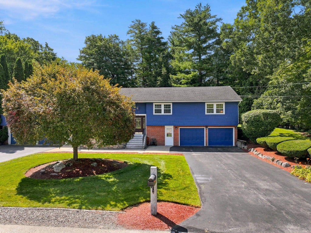 Photo of 12 Deerhaven Drive, Nashua, NH 03064 (MLS # 5101610)
