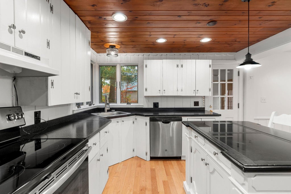 Photo of 135 Walnut Hill Avenue, Manchester, NH 03104 (MLS # 5114906)