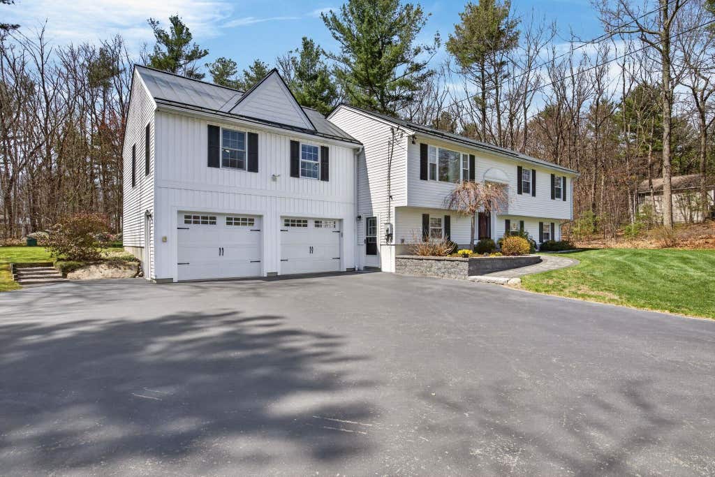 Photo of 5 Maureen Lane, Hudson, NH 03051 (MLS # 5085505)