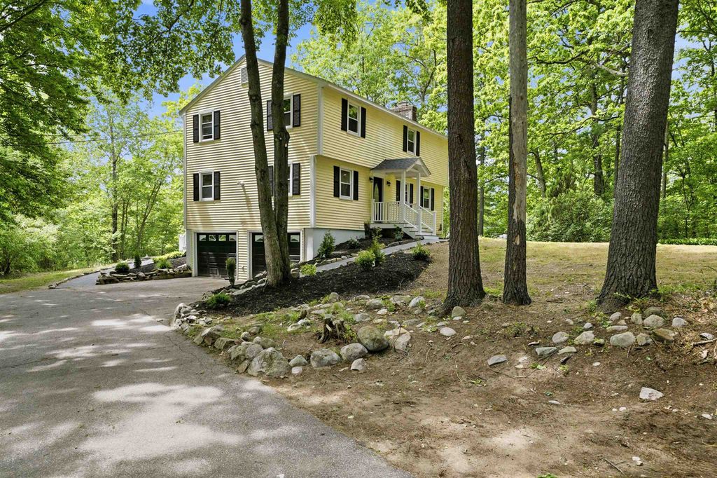 Photo of 27 Gilcreast Road, Londonderry, NH 03053 (MLS # 5082916)