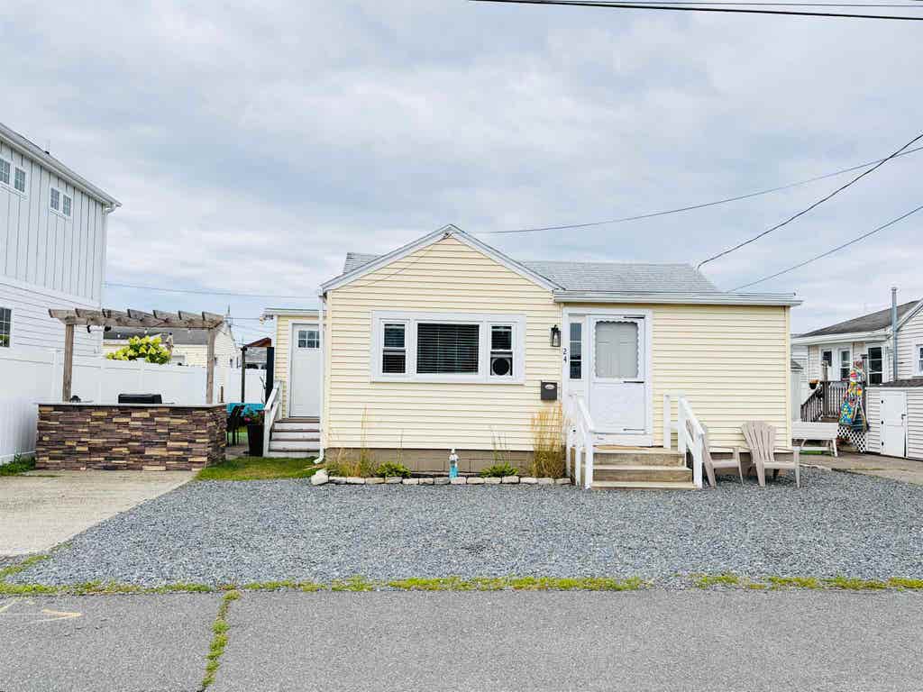 Photo of 24 Wall Street, Hampton, NH 03842 (MLS # 5106222)