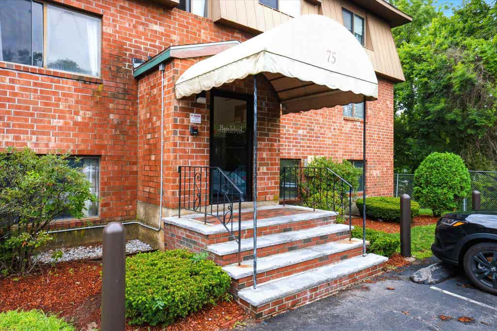 Photo of 75 Log Street #1A, Manchester, NH 03102 (MLS # 5104444)