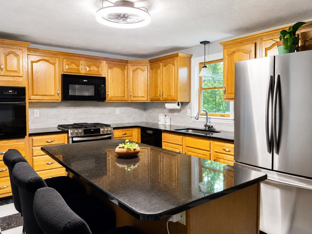 Photo of 25 Peaslee Court, Hampstead, NH 03038 (MLS # 5103032)