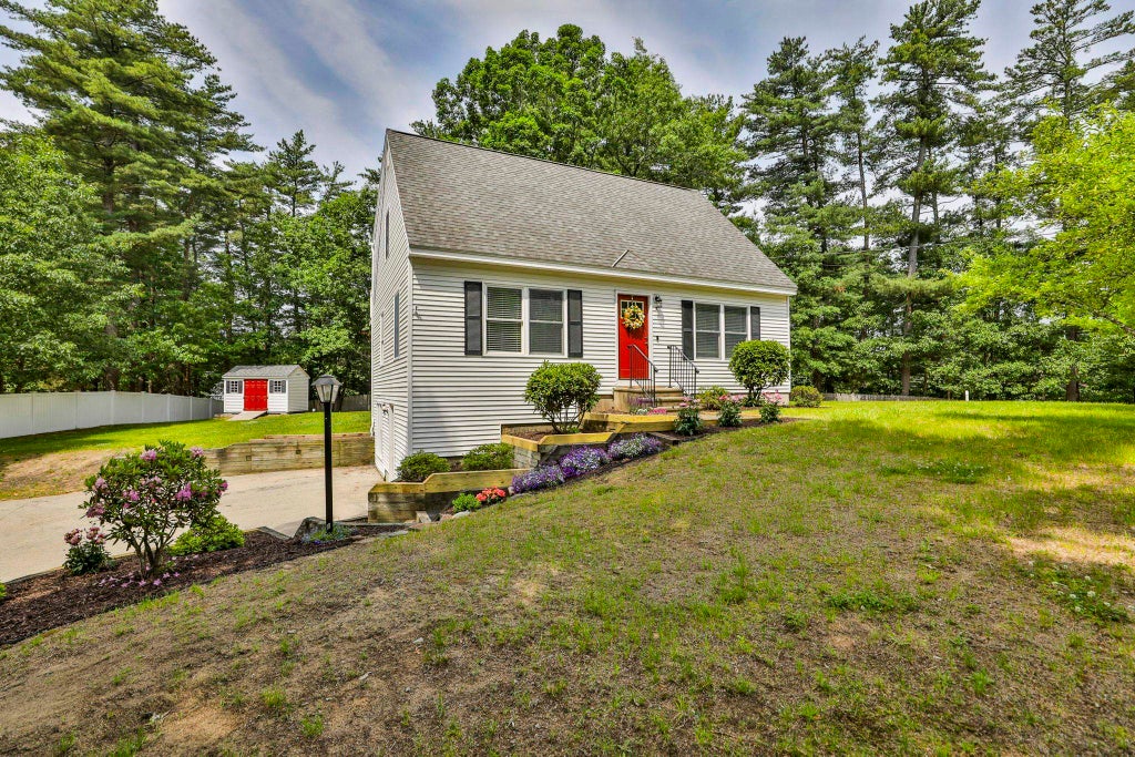 Photo of 3 Evergreen Drive, Hudson, NH 03051 (MLS # 5094127)