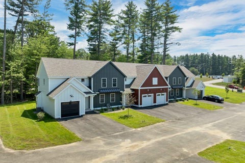 Photo of 13 Mustang Drive #END UNIT-D, Litchfield, NH 03052 (MLS # 5074887)