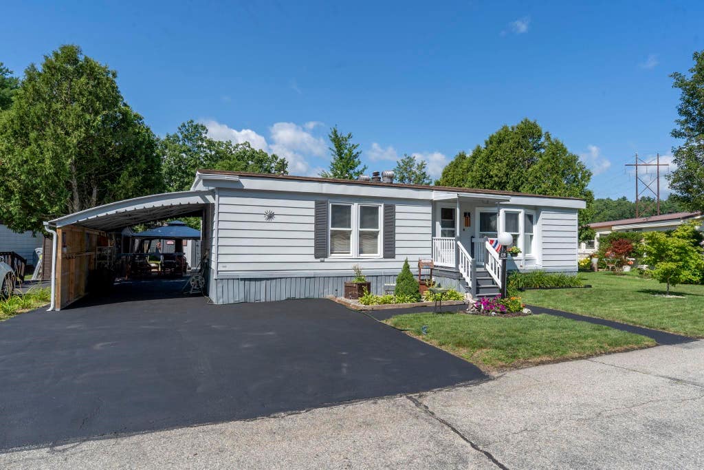 Photo of 128 Partridge Lane, Goffstown, NH 03045 (MLS # 5105206)