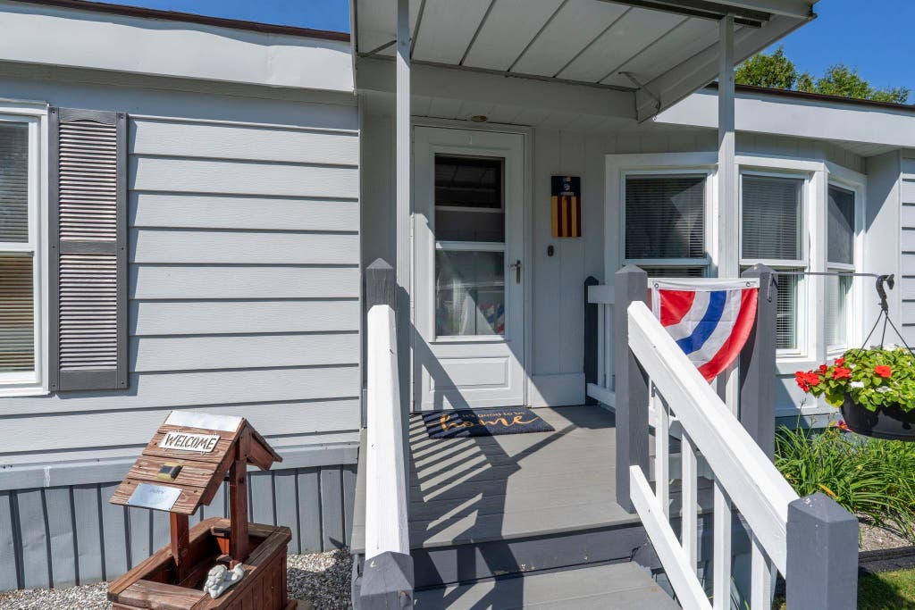 Photo of 128 Partridge Lane, Goffstown, NH 03045 (MLS # 5105206)
