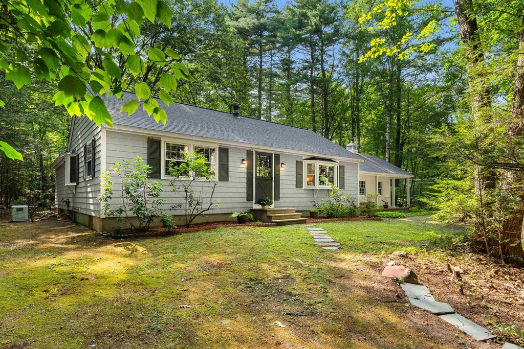 Photo of 17 Ravine Road, Amherst, NH 03031 (MLS # 5104740)