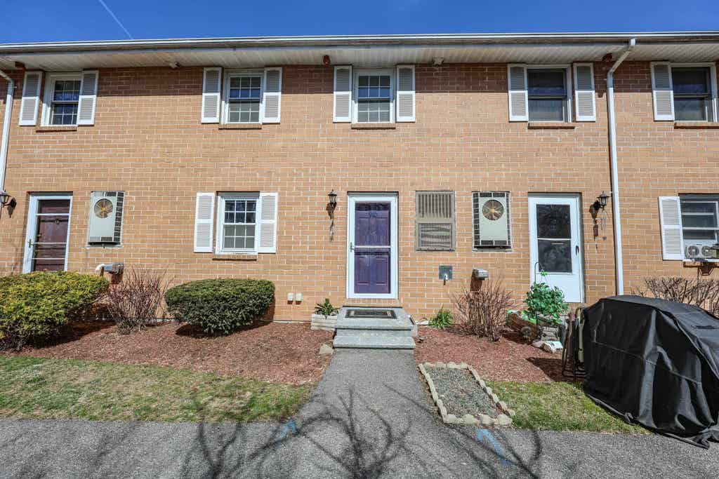 Photo of 910 Elmwood Drive, Hudson, NH 03051 (MLS # 5103226)