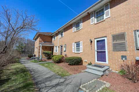 Photo of 910 Elmwood Drive, Hudson, NH 03051 (MLS # 5103226)