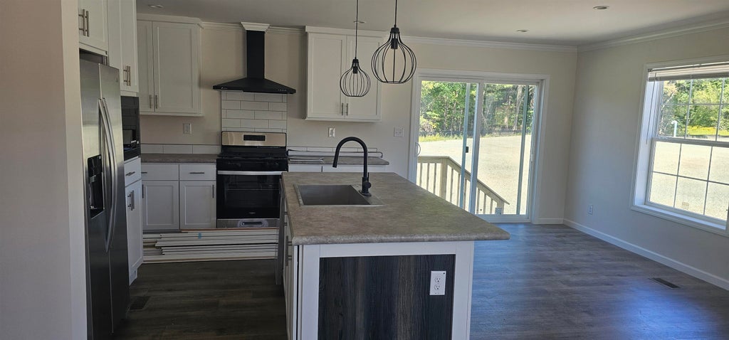 Photo of 1 Quartz Street, Litchfield, NH 03052 (MLS # 5109902)
