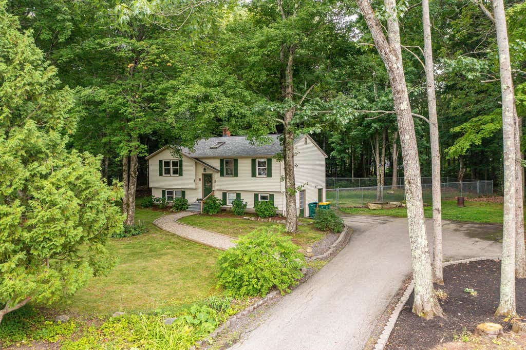 Photo of 4 Birchwood Avenue, Rochester, NH 03867 (MLS # 5105998)