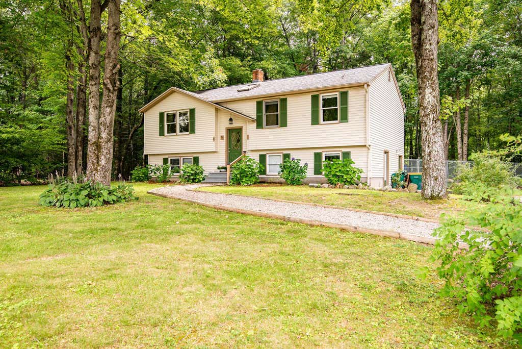 Photo of 4 Birchwood Avenue, Rochester, NH 03867 (MLS # 5105998)