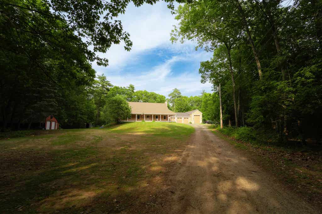 Photo of 6 Phoenix Drive, Kingston, NH 03848 (MLS # 5094706)