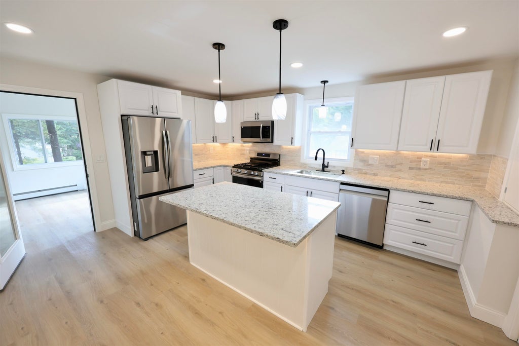 Photo of 19 New Searles Road, Nashua, NH 03062 (MLS # 5113340)