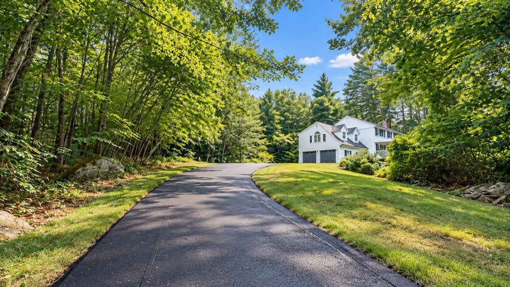 Photo of 157 Hooksett Road, Auburn, NH 03032 (MLS # 5102528)