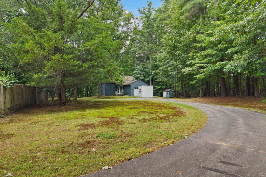 Photo of 17 Edgewood Avenue, Merrimack, NH 03054 (MLS # 5108933)