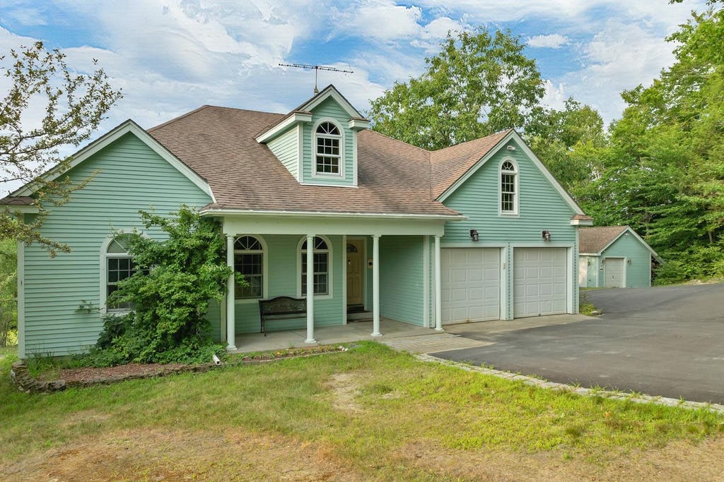 Photo of 109 Ledgeside Lane, Plymouth, NH 03264 (MLS # 5104532)