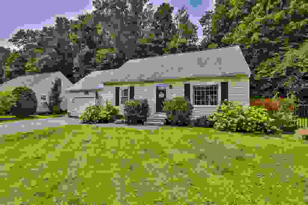 Photo of 70 Avon Drive, Nashua, NH 03064 (MLS # 5104508)