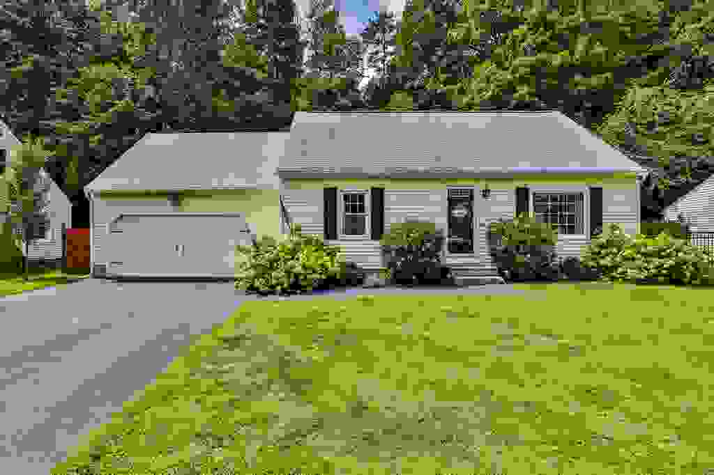 Photo of 70 Avon Drive, Nashua, NH 03064 (MLS # 5104508)