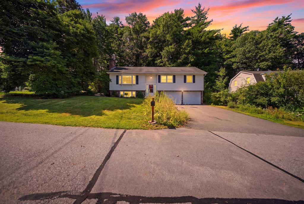 Photo of 50 Catalina Lane, Nashua, NH 03064 (MLS # 5104478)