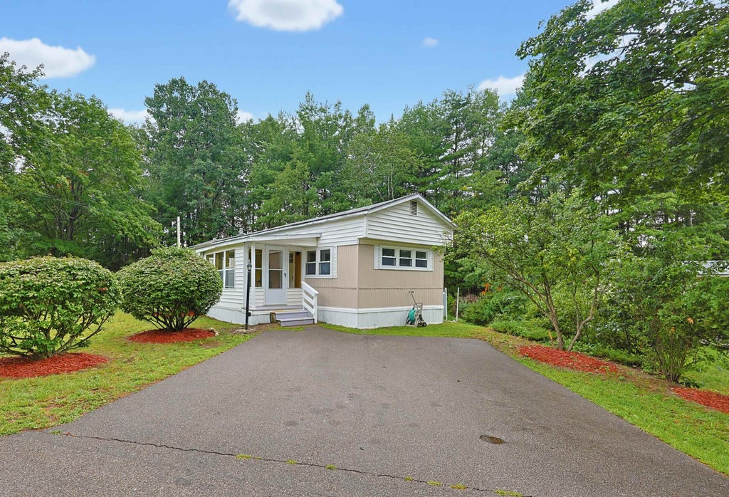 Photo of 49 Ridgefield Drive, Nashua, NH 03062 (MLS # 5103298)