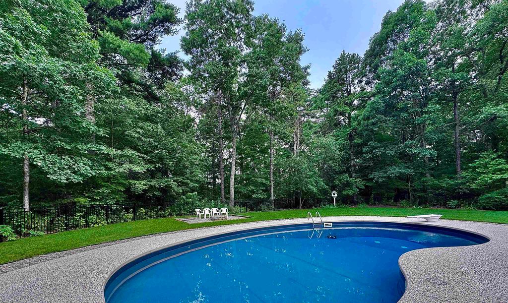 Photo of 19 Tamarack Lane, Amherst, NH 03031 (MLS # 5101140)