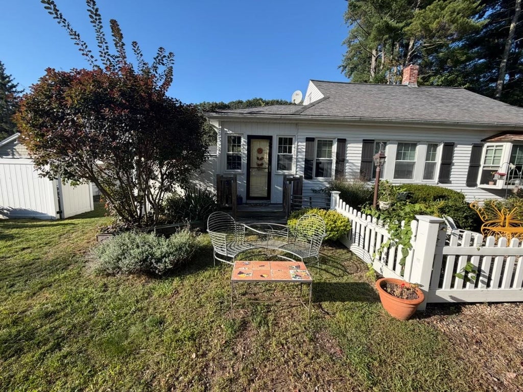 Photo of 16 Davis Park, Plaistow, NH 03865 (MLS # 5108858)