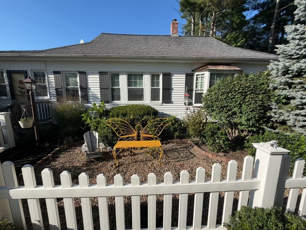 Photo of 16 Davis Park, Plaistow, NH 03865 (MLS # 5108858)