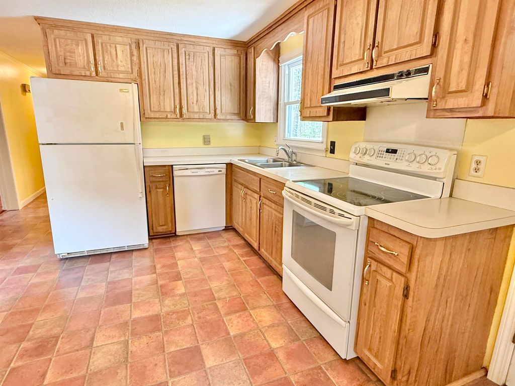 Photo of 4 Rita Avenue, Pelham, NH 03076 (MLS # 5091299)