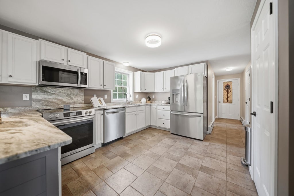Photo of 14 Brittany Circle, Pembroke, NH 03275 (MLS # 5096353)