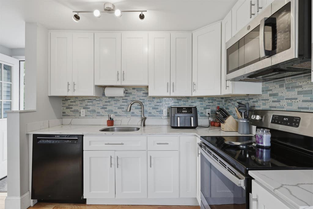Photo of 27 Fairview Street, Goffstown, NH 03045 (MLS # 5092203)