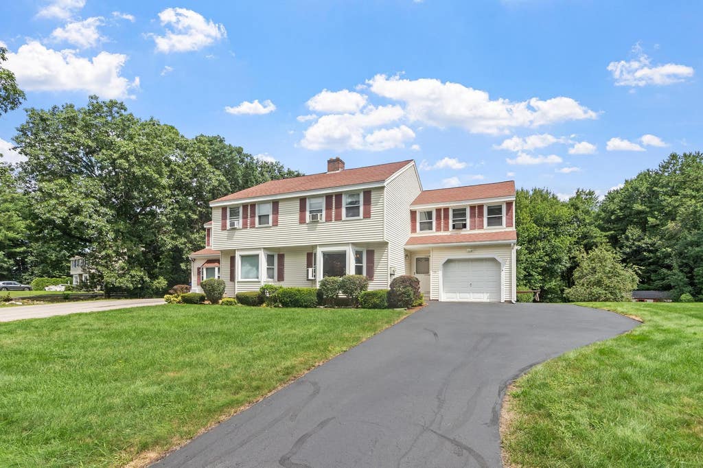 Photo of 27 Reed Street #B, Londonderry, NH 03053 (MLS # 5103674)