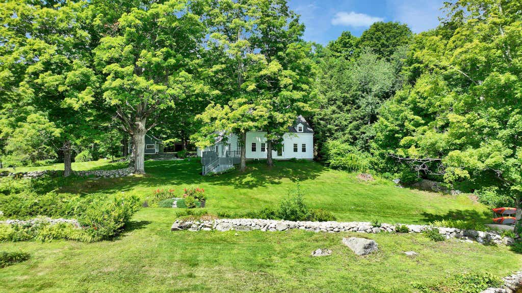 Photo of 810 West Main Street, Hillsborough, NH 03244 (MLS # 5103498)