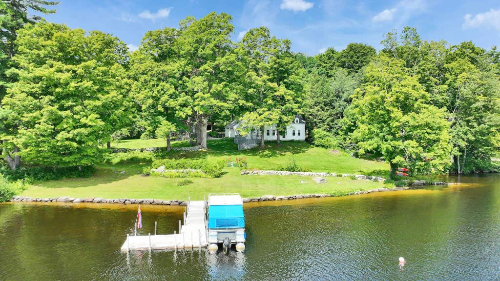 Photo of 810 West Main Street, Hillsborough, NH 03244 (MLS # 5103498)