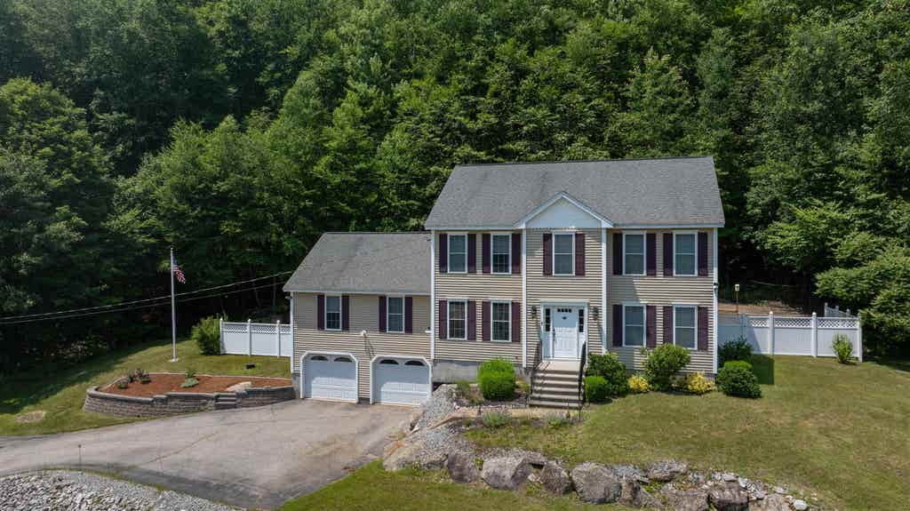 Photo of 7 Tracie Lane, Weare, NH 03281 (MLS # 5102800)
