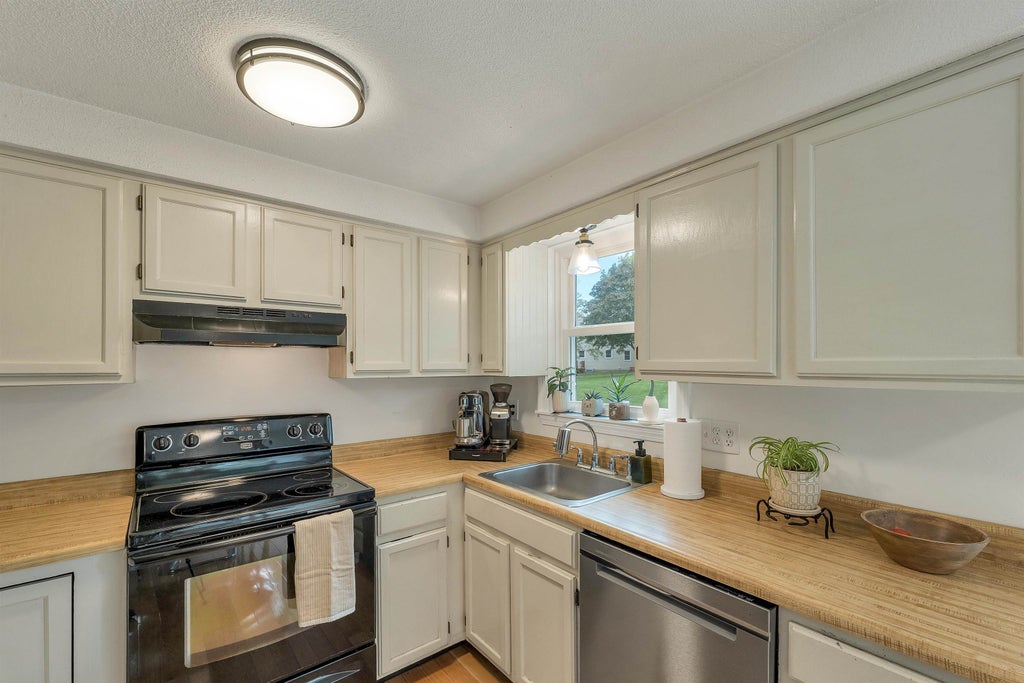 Photo of 28 Killian Drive #Unit: U-39, Nashua, NH 03062 (MLS # 5112641)