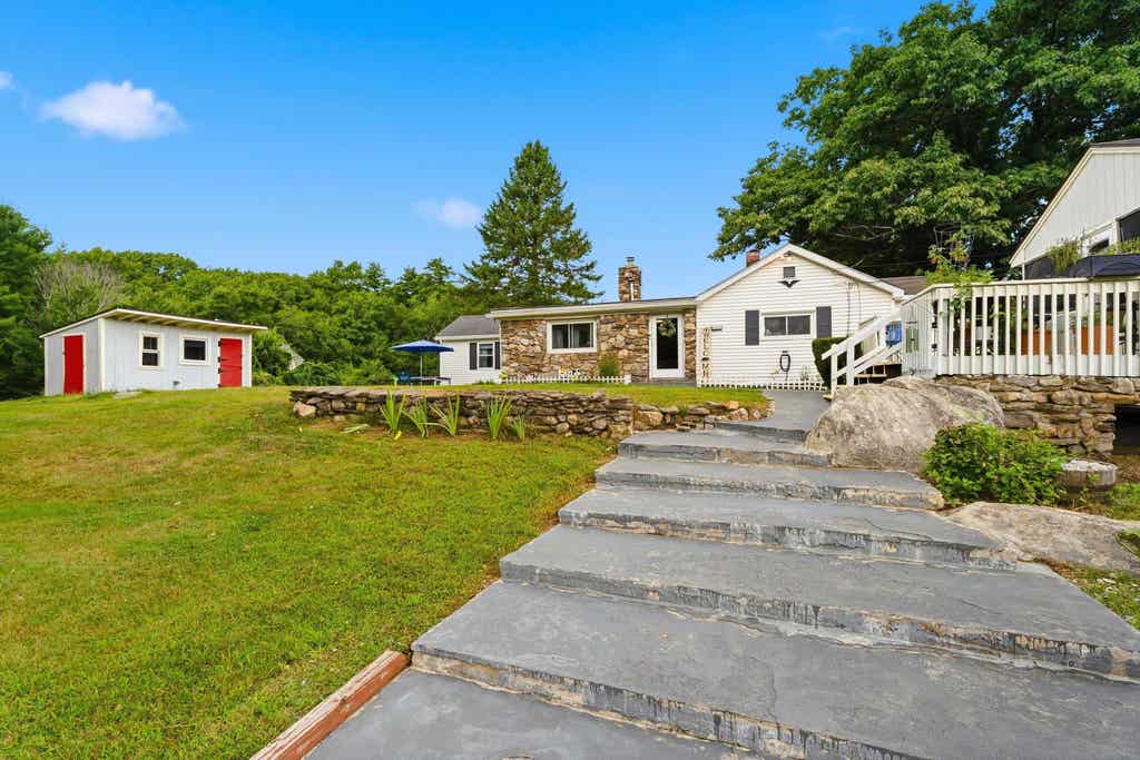 Photo of 33 Beacon Hill Road, Derry, NH 03038 (MLS # 5106156)